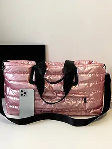 Geräumige rosa Metallic-Puffer-Reisetasche ideal für Fitness und Outdoor-Aktivitäten
