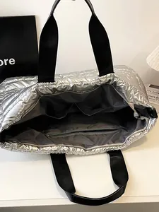 Große silberne gesteppte Reisetasche mit Innentaschen für Fitness und Outdoor-Aktivitäten