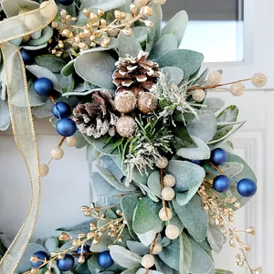 Guirnalda de Navidad artificial con hojas de oreja de cordero, bayas azules y piñas decorativas