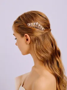 Vista laterale dettagliata di un elegante pettine da sposa con strass e finitura dorata