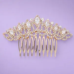 Elegante pettine per capelli da sposa dorato con cristalli su sfondo lavanda pastello.
