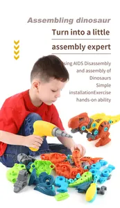 Garçon jouant avec un dinosaure à démonter DIY et une perceuse jouet