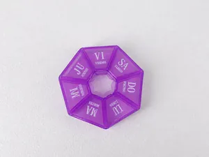 Vue détaillée du pilulier hebdomadaire violet à 7 compartiments avec étiquettes en espagnol