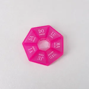 Pilulier hebdomadaire heptagonal portable avec 7 compartiments en couleur rouge rose vif