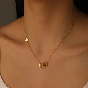 Collar con Colgante de Doble Anillo Hueco de Trébol de Cuatro Hojas de Acero de Titanio Chapado en Oro de 18K para Mujer Joyería