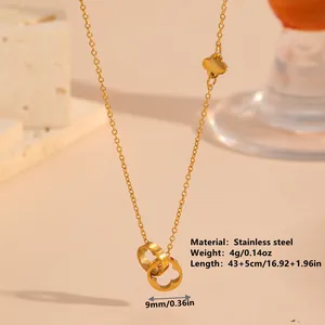Primer plano del collar dorado de acero con colgante de doble anillo de trébol joya.