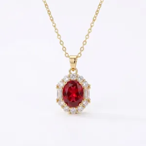 Elegante collar dorado con piedra ovalada roja y halo de circonitas, regalo de moda.