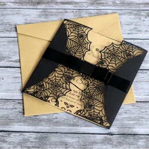 Lasergeschnittene Halloween-Einladungskarte mit Spinnennetz-Design und Kraftpapier-Inlay