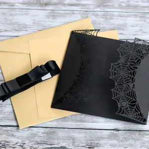 Halloween-Einladungskarte mit schwarzem lasergeschnittenem Spinnennetz und Kraftpapier