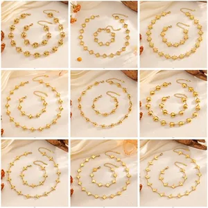 Kollektion vergoldeter Titanschmuck-Sets mit Herz- und Kleeblatt-Designs.