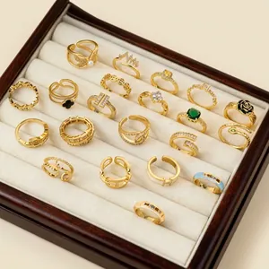 Kollektion goldfarbener Moderinge in einer luxuriösen Schmuckschatulle präsentiert