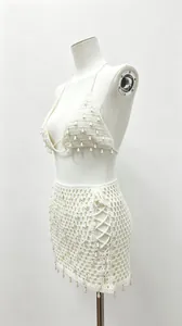 Vue détaillée d'un ensemble de bikini de plage en crochet blanc avec perles.