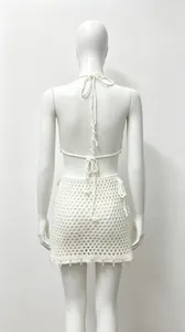Vue arrière détaillée d'un ensemble bikini en tricot crochet blanc au design de plage
