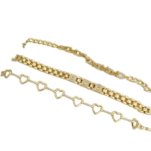 Lot de trois bracelets plaqués or 18 carats avec cœurs en zircon et maillons variés