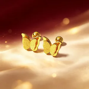 Nahaufnahme von mattgoldenen doppellagigen Schmetterling Ohrsteckern mit Schraubverschluss