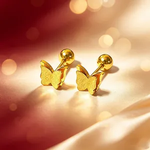 Detailansicht goldener Schmetterlings-Ohrstecker mit matten und polierten Flügeln.