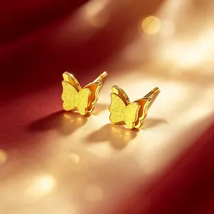 Detailansicht der eleganten, goldfarbenen, doppellagigen Schmetterlingsohrstecker, matt