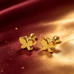 Detailansicht der goldfarbenen, zweilagigen Schmetterlingsohrringe mit matter Oberfläche.