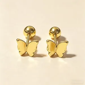 Detailansicht eleganter goldener Schmetterlings-Ohrstecker mit Schraubverschluss