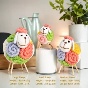Lot de trois adorables ornements de moutons en feutre de laine pour décoration intérieure.