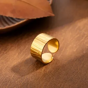 Goldfarbener breiter Ring aus Edelstahl mit Blattmuster und verstellbarem offenem Design