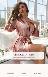 Détail d'un peignoir en satin rose élégant avec passepoil noir et une ceinture à nouer pratique