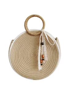 Sac à main rond en paille tressée à la main avec dentelle et perles minimalistes.
