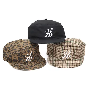 Tre stili di berretti cadet a testa piatta con ricamo H in nero, leopardo e plaid.