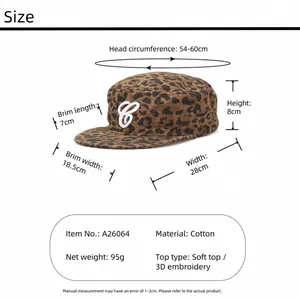 Specifiche dimensionali dettagliate per il cappello piatto leopardato con ricamo C