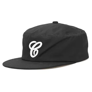 Dettaglio di un cappello hip-hop nero con ricamo bianco della lettera C ricamata.
