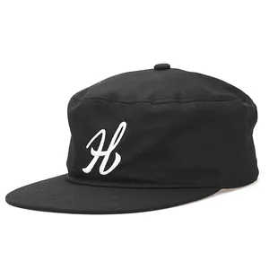 Cappello militare nero a testa piatta con ricamo della lettera H bianca in corsivo