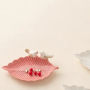 Vassoio per gioielli in ceramica a forma di foglia con uccellini e orecchini ciliegia