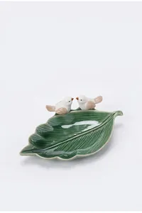 Dettaglio del vassoio per gioielli in ceramica a foglia con uccellini