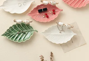 Eleganti vassoi per gioielli in ceramica a forma di foglia con uccellini decorativi.