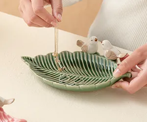 Dettaglio del vassoio per gioielli in ceramica con uccellini per riporre le collane
