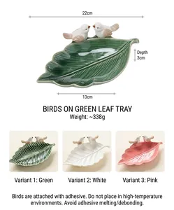 Elegante vassoio in ceramica a forma di foglia con uccellini in tre diverse tonalità.