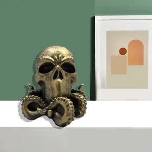 Vista detallada de la estatua de calavera Cthulhu con tentáculos y acabado bronce