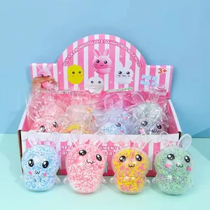 Nahaufnahme von bunten Kaninchen-Schaumperlen-Quetschspielzeugen in Verkaufsbox