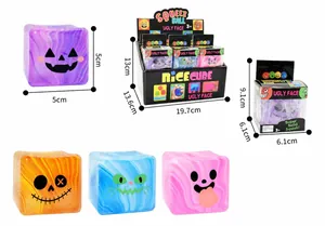 Vue détaillée des cubes sensoriels d'Halloween avec visages de monstres et dimensions