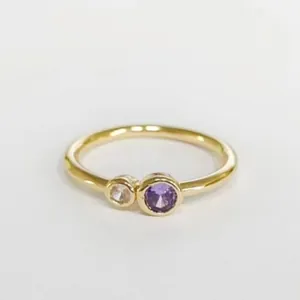 Minimalistischer vergoldeter Kupferring mit violetten und weißen runden Zirkonia-Steinen