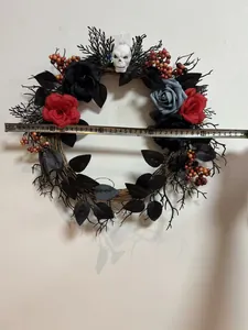 Couronne d'Halloween avec crâne et roses mesurant environ 40 cm de diamètre