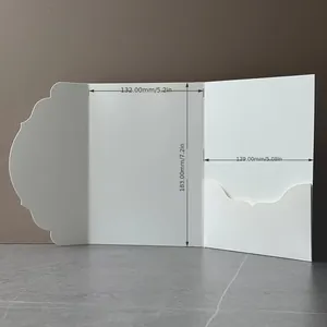 Dimensions détaillées de la carte d'invitation de mariage blanche à trois volets