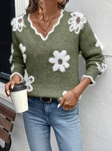 Elegante maglione in maglia verde con scollo a V e dettagli floreali in jacquard bianco