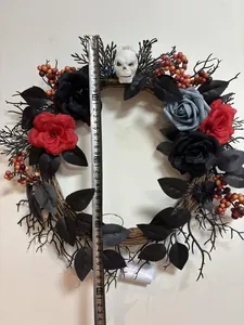 Vue détaillée d'une couronne d'Halloween avec crâne et roses, diamètre 40 cm
