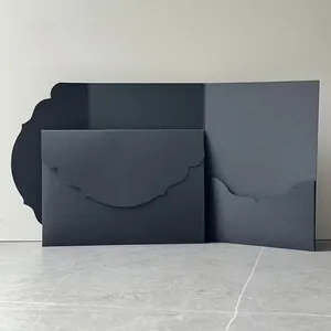 Vue détaillée des élégantes pochettes d'invitation noires avec un bord festonné chic