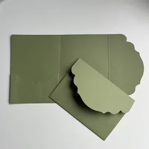 Vue détaillée de l'invitation de mariage vert foncé texturée avec enveloppe festonnée