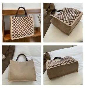 Vue détaillée multi-angles d'un grand sac cabas en jute à motif damier très élégant.