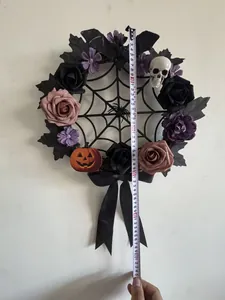 Mesure de la taille de la couronne d'Halloween montrant environ 45 cm de longueur