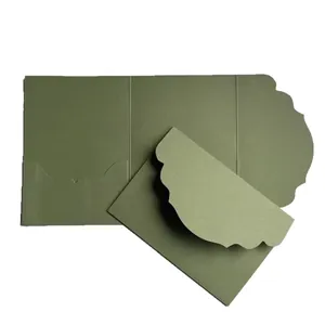 Élégant ensemble d'invitation de mariage vert sauge avec enveloppe à bords ondulés