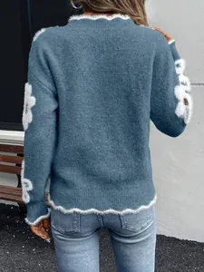 Vista posteriore di un elegante maglione blu in maglia jacquard floreale con finiture morbide